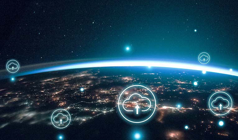 A imagem mostra o planeta Terra visto do alto, com as luzes das cidades perceptíveis. Acima estão cinco círculos com símbolos de nuvem com uma flecha no centro inferior, indicando dados salvos on-line. Ao fundo está o céu noturno estrelado.